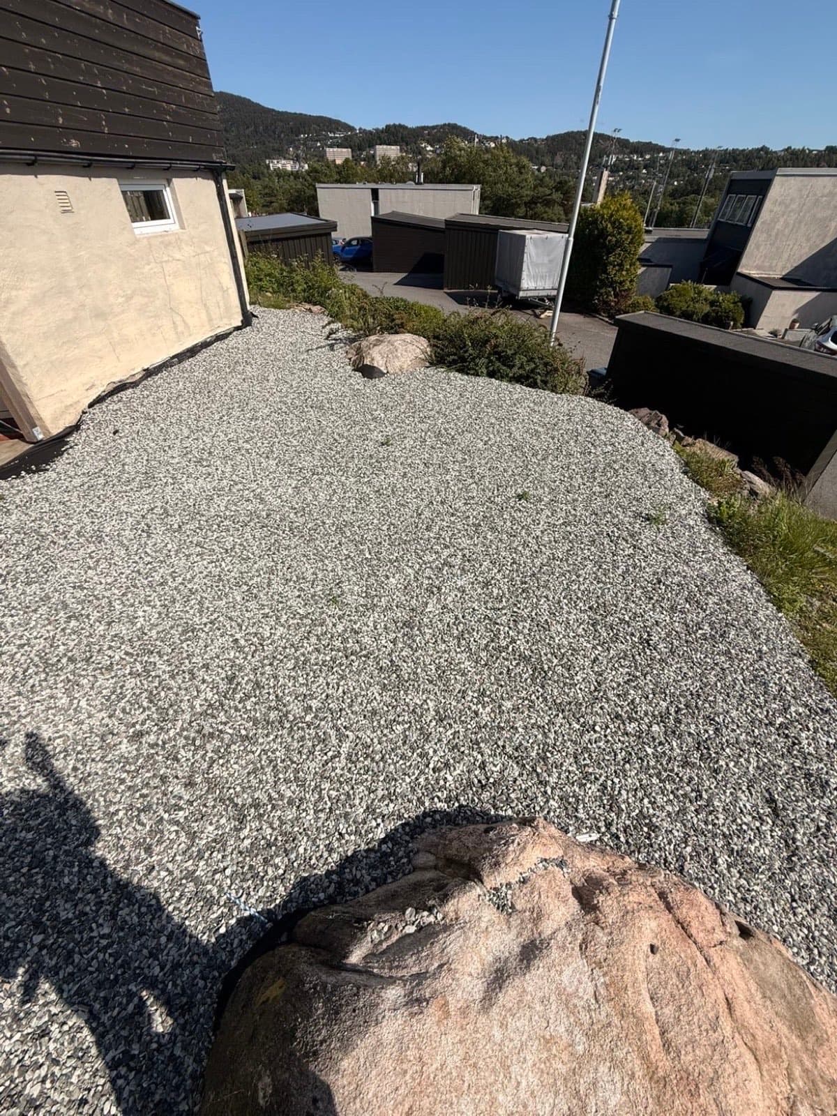 Ny uteplass på grus, før